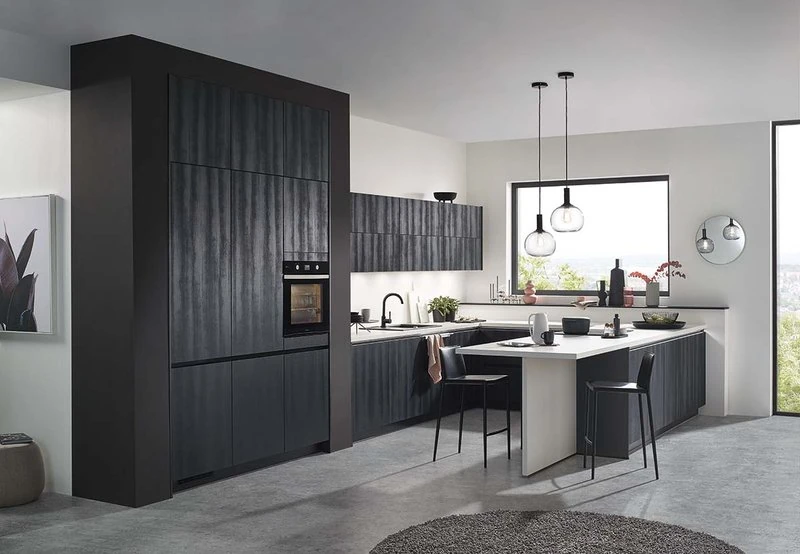 Moderne schwarze Einbauküche mit Kochinsel, Designermöbeln und großen Fenstern.