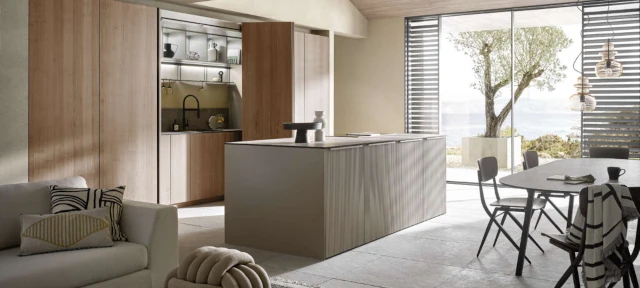 Moderne offene Küche mit Kücheninsel, Holzmöbeln und Essbereich im hellen Wohnraum.