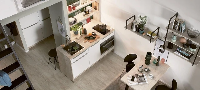 Moderne offene Einbauküche mit Esstisch, Regalwand und stilvoller Dekoration.