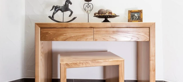 Moderner Konsolentisch aus Holz mit Deko, Hocker und stilvoller Wohnzimmereinrichtung.